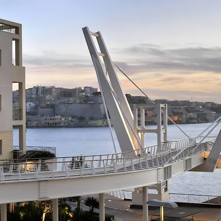 Apartment Steps Away From The Sea In Sliema