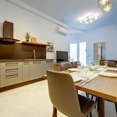Steps Away From The Sea In Apartment *