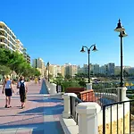Steps Away From The Sea In 斯利马