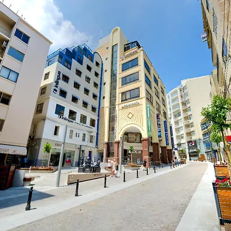 Apartament Steps Away From The Sea In *