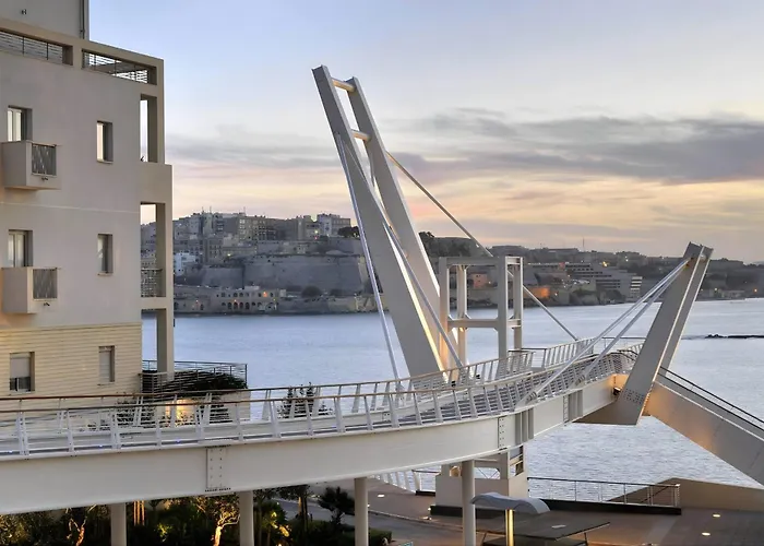 Apartment Steps Away From The Sea In Sliema