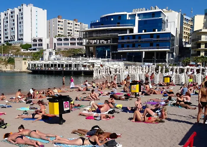 Apartment Steps Away From The Sea In Sliema