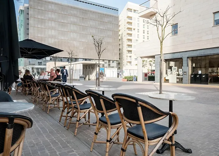 Apartment Steps Away From The Sea In