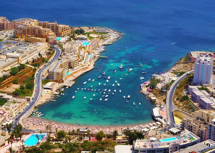 Apartment Steps Away From The Sea In