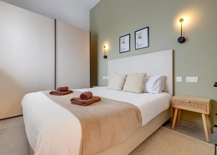 Apartment Steps Away From The Sea In Sliema