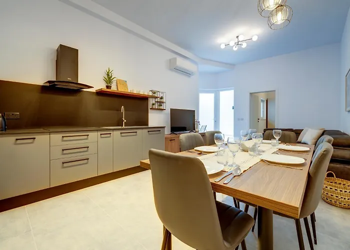 Steps Away From The Sea In Apartment *