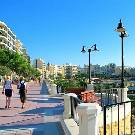 Steps Away From The Sea In סליאמה